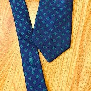 GUCCI Crest tie logo